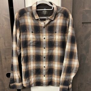 Kuhl The Law Flannel Shirt Men’s size Medium tan brown cream